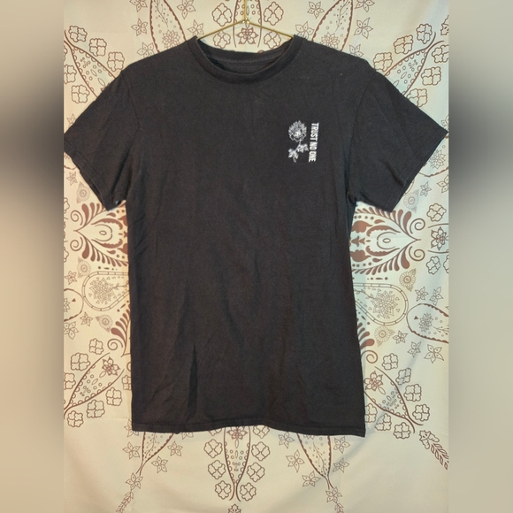 Trust No One Black Shiry Sleeve Graphic Tee With Burning Rose S - Picture 1 of 4